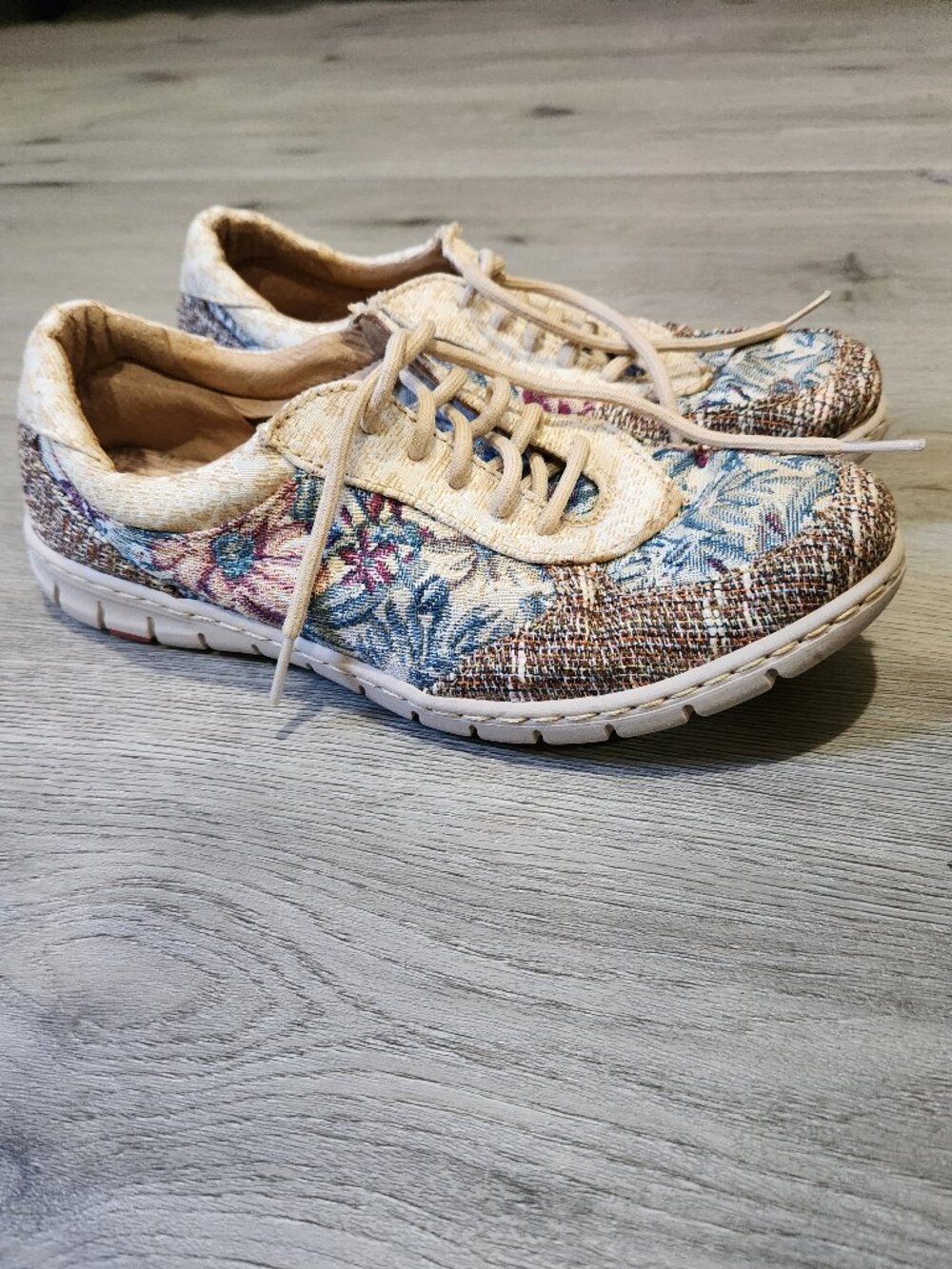 Born Taza Floral Tapestry Sneakers (sz 8/39)